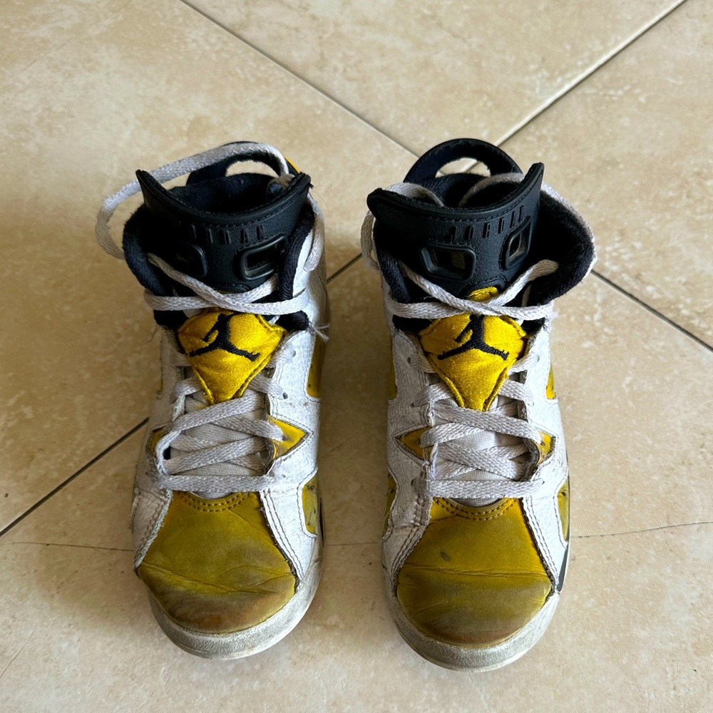 Jordan boys sneakers yellow and black size 13
